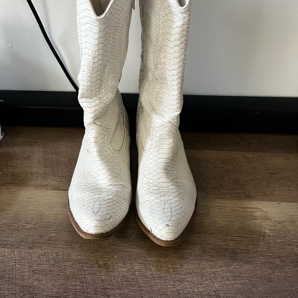 Coconuts by Matisse White Heeled Boots with Textured Design - Picture 1 of 7
